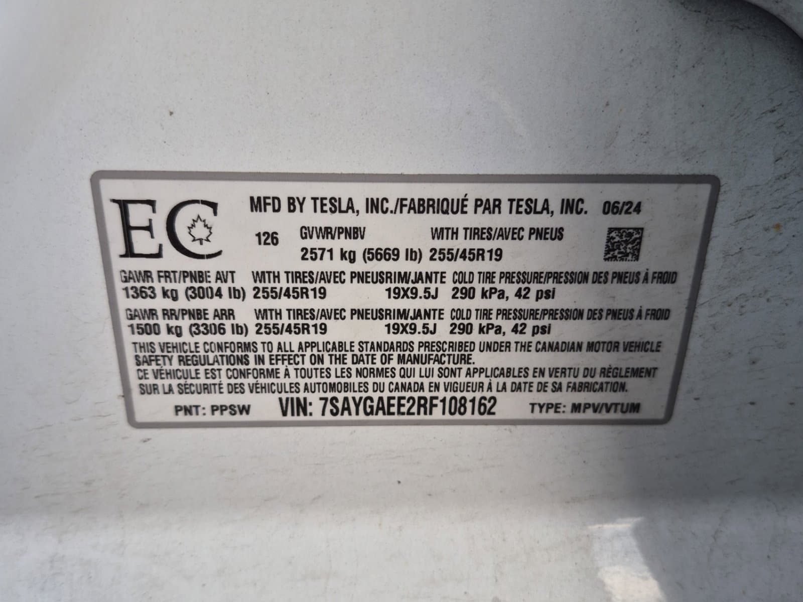 2024 Tesla Model Y — photo 8 of 9